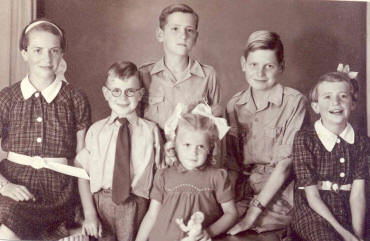 van links naar rechts: Lia, ikzelf, Geert, Marja, de jongste, Jacques en Erna.